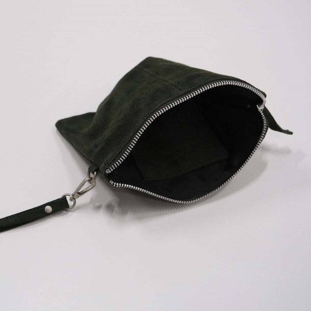 Clutch i mrkegrn ruskind
