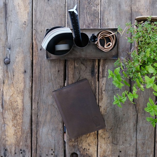 Omslag i mrkebrun lder