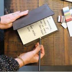 Omslag i mrkebrun lder