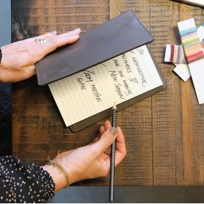 Omslag i mrkebrun lder