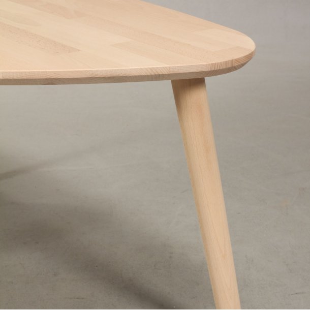 CT 10 - Sofabord i massiv bg med organisk trekantet form og strrelse 80 x 60 cm