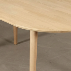 DT 100 - Ovalt matbord i massiv ek med sex storlekar