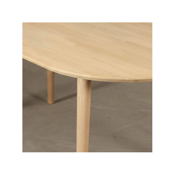 DT 100 - Ovalt matbord i massiv ek med sex storlekar