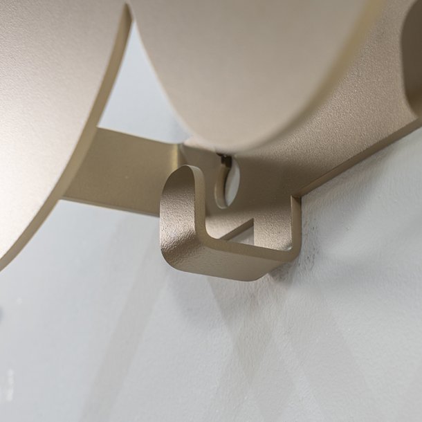 Stones - Knagerkke i champagne farvet metal med organiske former, 3 knager