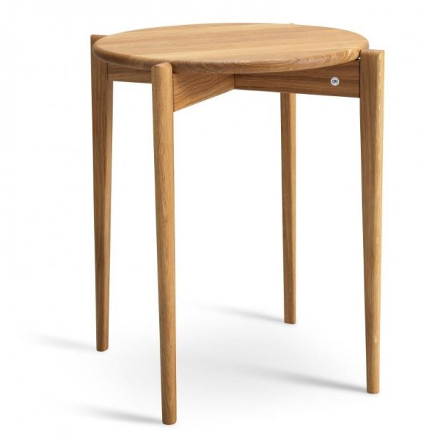 Sweden, Rundt hj�rnebord i massiv eg og fem forskellige finish. � 51 x h�jde 55 cm