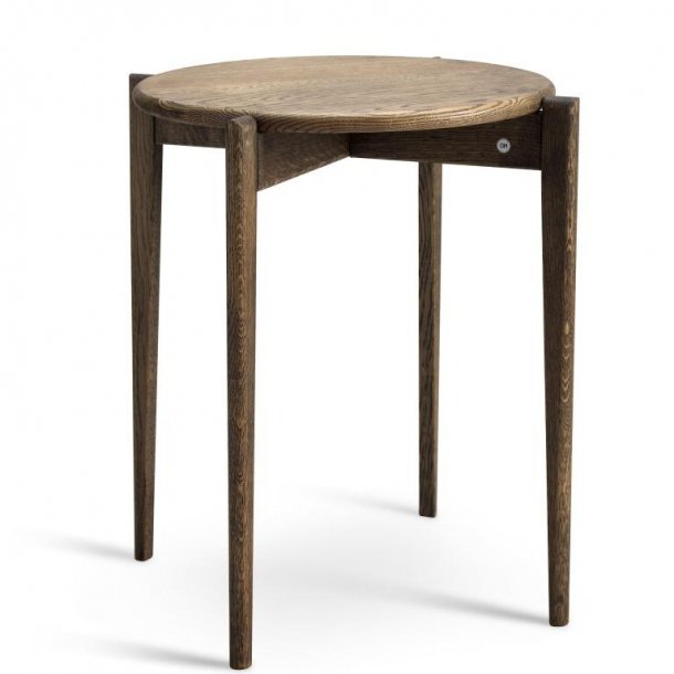 Sweden, Rundt hj�rnebord i massiv eg og fem forskellige finish. � 51 x h�jde 55 cm