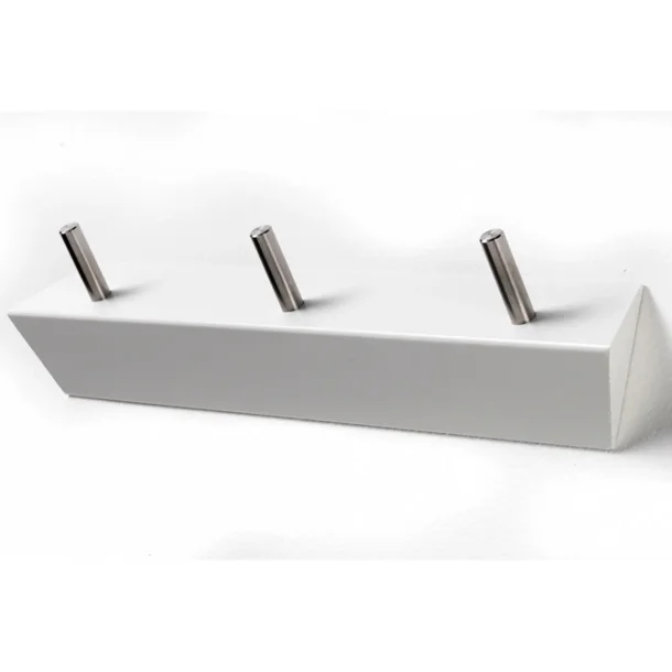 KR5 - Knagerkke i fem forskellige finish, med 3 kroge i blankpoleret rustfri stl