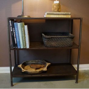 Seattle patinerad bokhylla i lackerad metall, modell liten