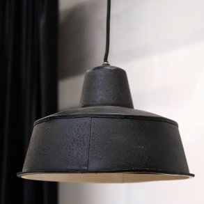 Sarah hnge i antiksvart jrn