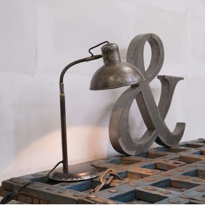 Valentin bordslampa i lackat patinerat jrn