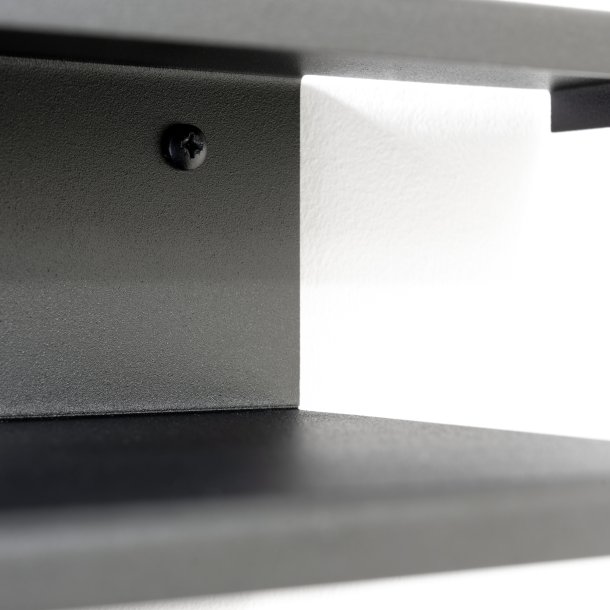 Halen - Hylla i svart metall, bredd 67,5 cm.