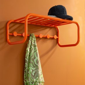 Flash - Hattehylde i orange metal med seks knager