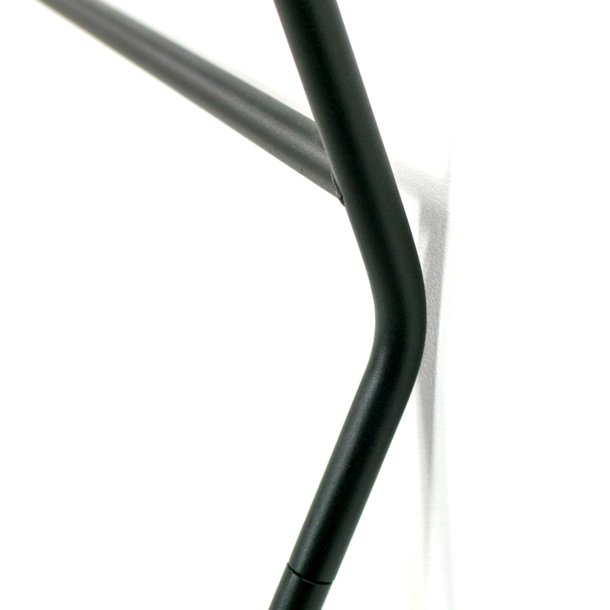 Pinot kl�dst�ll i svart metall