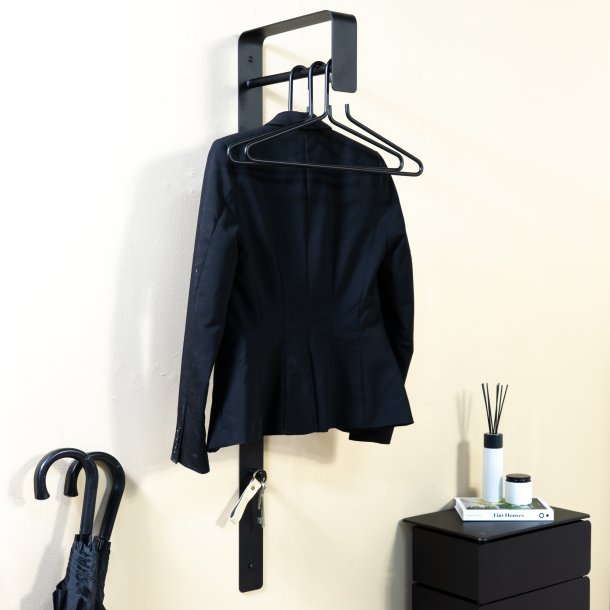 Artic - Hatthylla i svart metall, h�jd 115 cm.