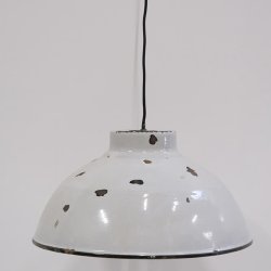 Spotty - Pendel med hvid patineret emalje