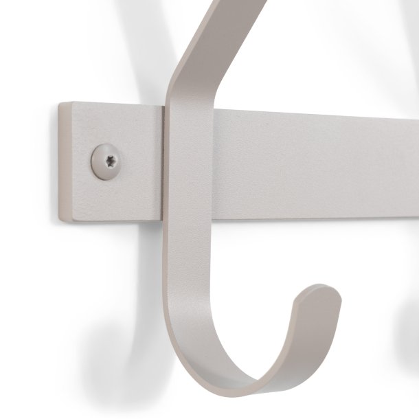 Gancho - Knagerkke med fem knager i silky taupe farvet metal
