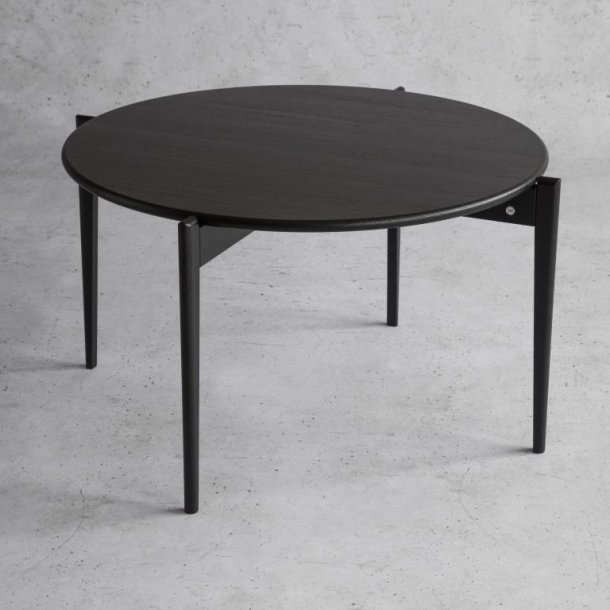 Sweden, Rundt sofabord i massiv eg og fem forskellige finish. � 88 cm x h�jde 48 cm