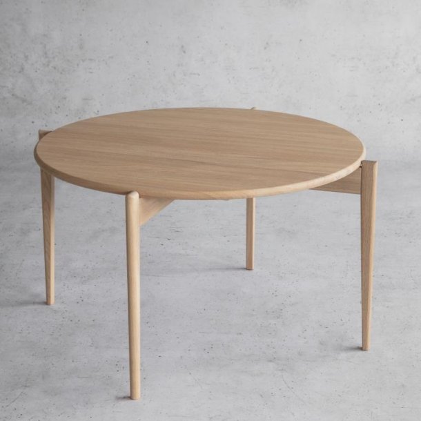 Sweden, Rundt sofabord i massiv eg og fem forskellige finish. � 88 cm x h�jde 48 cm