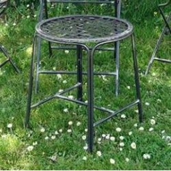 Williamsburg skammel i patineret metal med fletsde