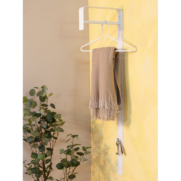 Artic - Hatthylla i vit metall, h�jd 115 cm.