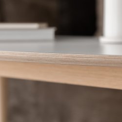 CT 10 - Elipseformet sofabord i hvid laminat og stel i eg