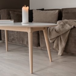 CT 10 - Elipseformet sofabord i hvid laminat og stel i eg