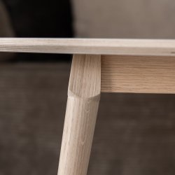 CT 10 - Elipseformet sofabord i hvid laminat og stel i eg