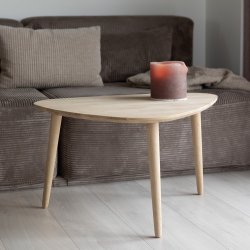 CT 10 - Sofabord i massiv eg med organisk trekantet form i strrelsen 60 x 80 cm