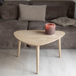 CT 10 - Sofabord i massiv eg med organisk trekantet form i strrelsen 82 x 118 cm