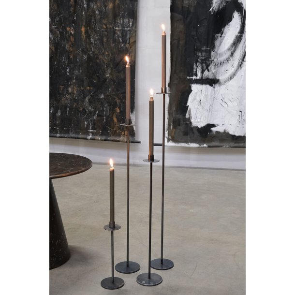 Alto - 2 gulvlysestager i lakeret jern, hjde 90 cm.