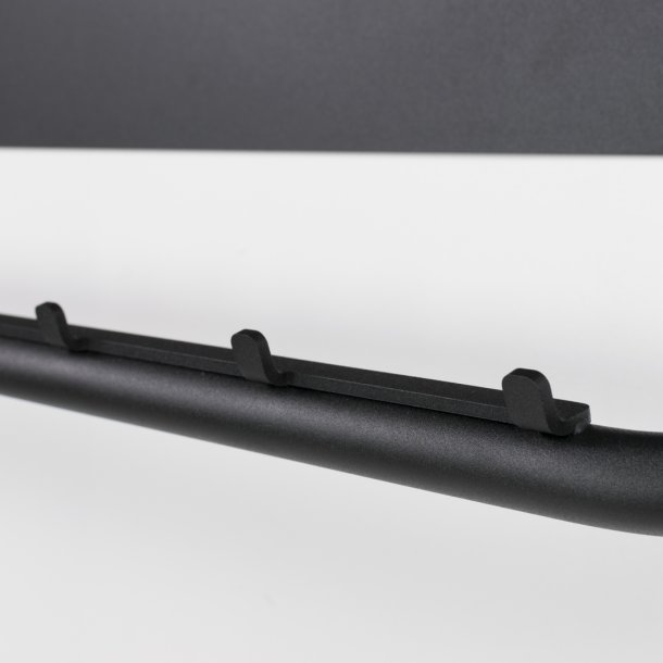 Bentz - Hattehylde i sort metal, bredde 80 cm.