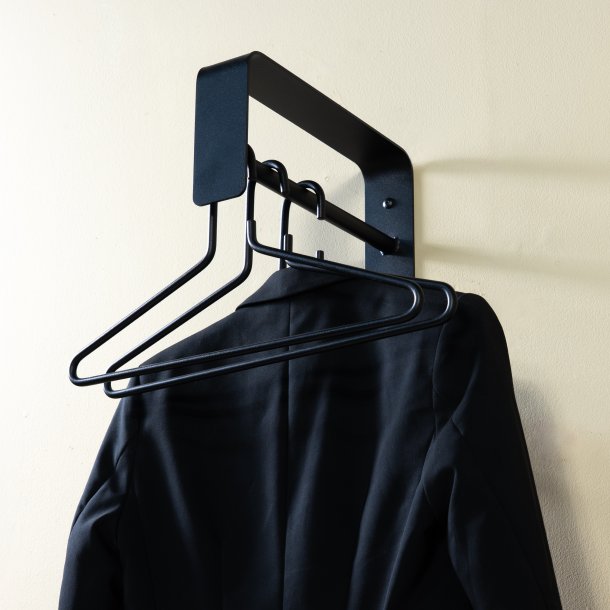 Artic - Hatthylla i svart metall, h�jd 115 cm.