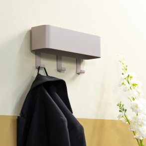 Alhamba - Kroklist med hylla i silkeslen taupemetall, tre krokar