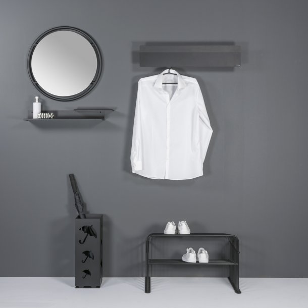 Benjy - Hattehylde i sort metal, bredde 77 cm.