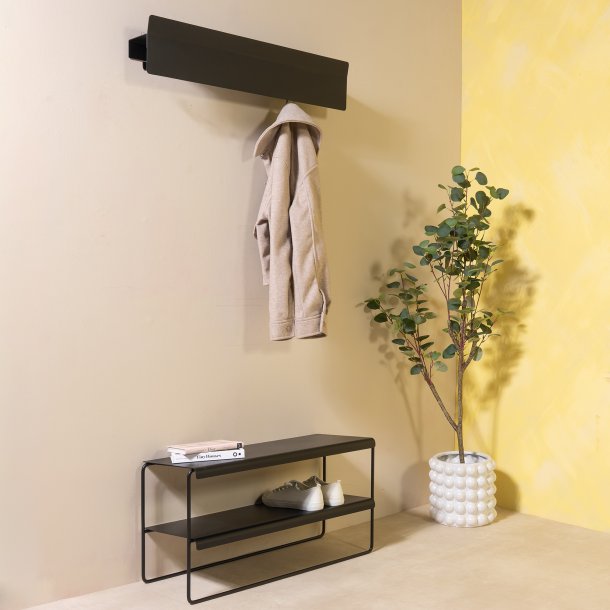 Zoot - Skohylla i svart metall, bredd 73 cm.
