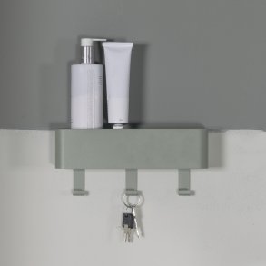 Alhamba - Kroklist med hylla i dammgrn metall, tre krokar