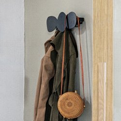 Stones - Knagerkke i sort metal med organiske former, 3 knager