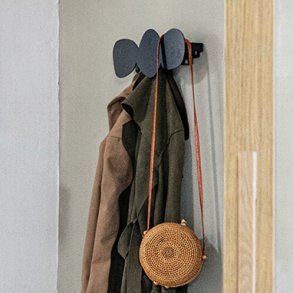 Stones - Kldstll i svart metall med organiska former, 3 krokar