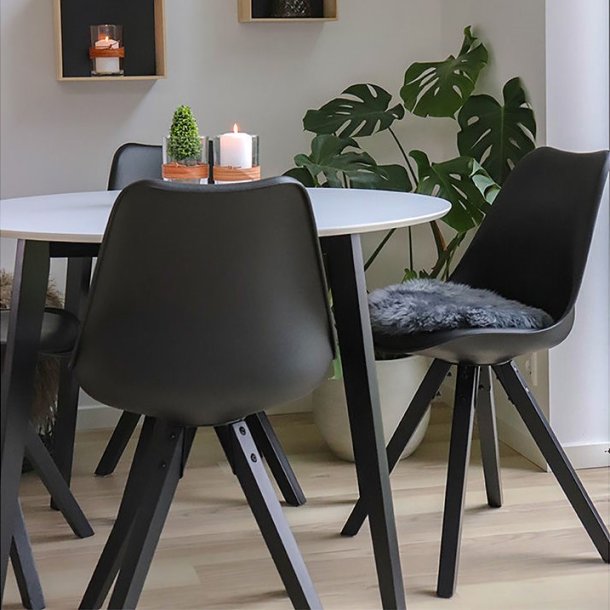 Indra - 2 Spisebordsstole i sort kunstlder og sorte trben
