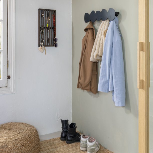 Stones - Knagerkke i sort metal med organiske former, 5 knager