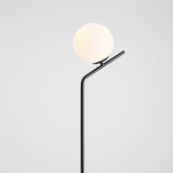 Arts - Gulvlampe i sort metal og hvidt glas