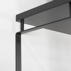 Dinex - Hattehylde i sort metal og sort tr