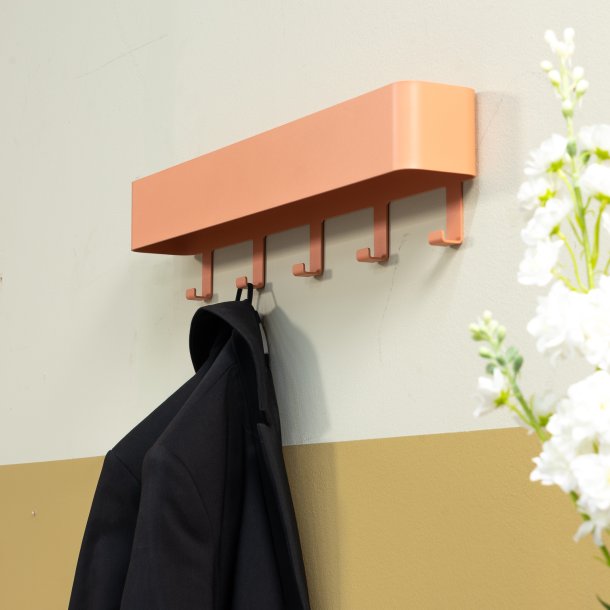 Alhamba - Knagerkke med hylde i lys orange metal, fem knager