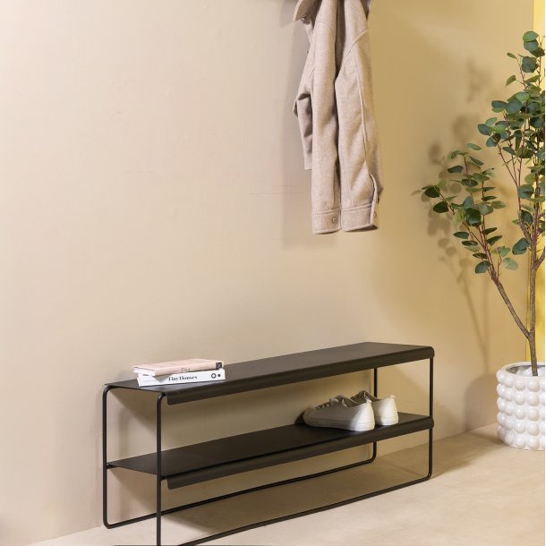 Zoot - Skohylla i svart metall, bredd 103 cm.