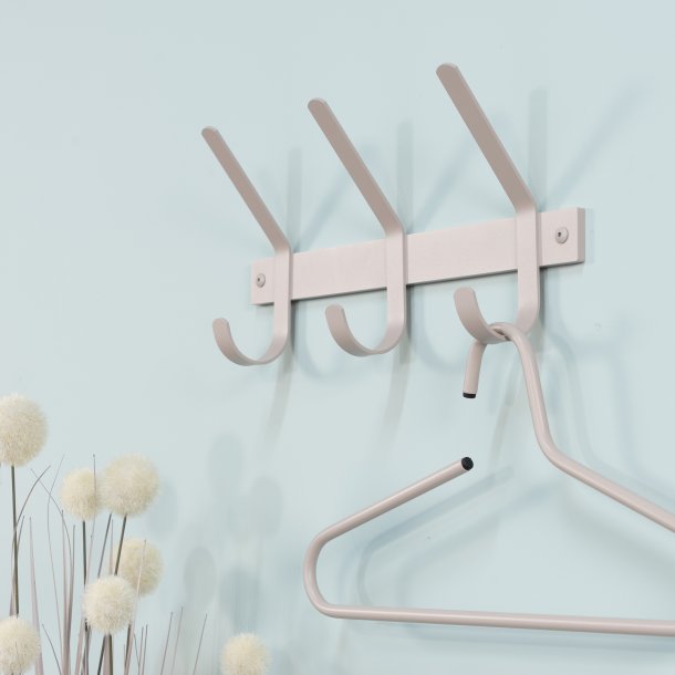 Gancho - Knagerkke med tre knager i silky taupe farvet metal