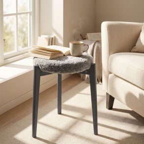 Assist - Taburet med lysegr� f�reskindss�de, syv forskellige finish