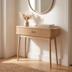 Isak � Konsolbord i ljust tr� med tv� d�rrar.