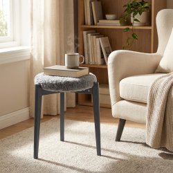 Assist - Taburet med lysegr� f�reskindss�de, syv forskellige finish