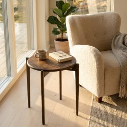 Swish, Rundt hj�rnebord i massiv eg og fem forskellige finish. � 51 x h�jde 55 cm