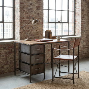  Thomas skrivbord med metalll�dor